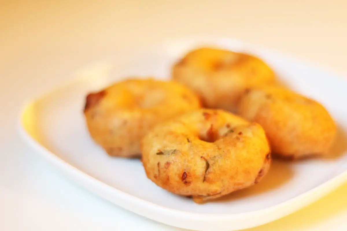 Medhu Vadai / Urad Dal Vadai