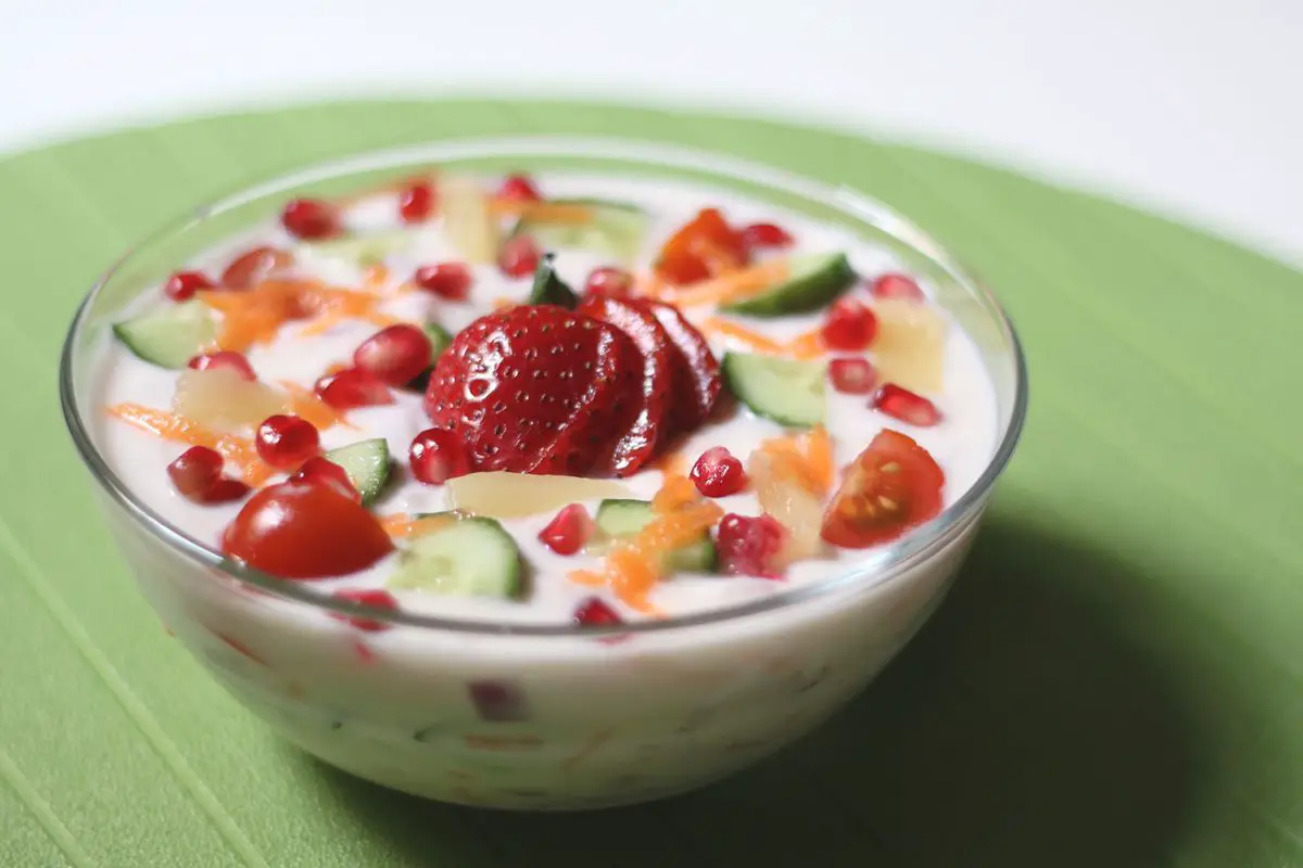 Salad with Yogurt Dressing