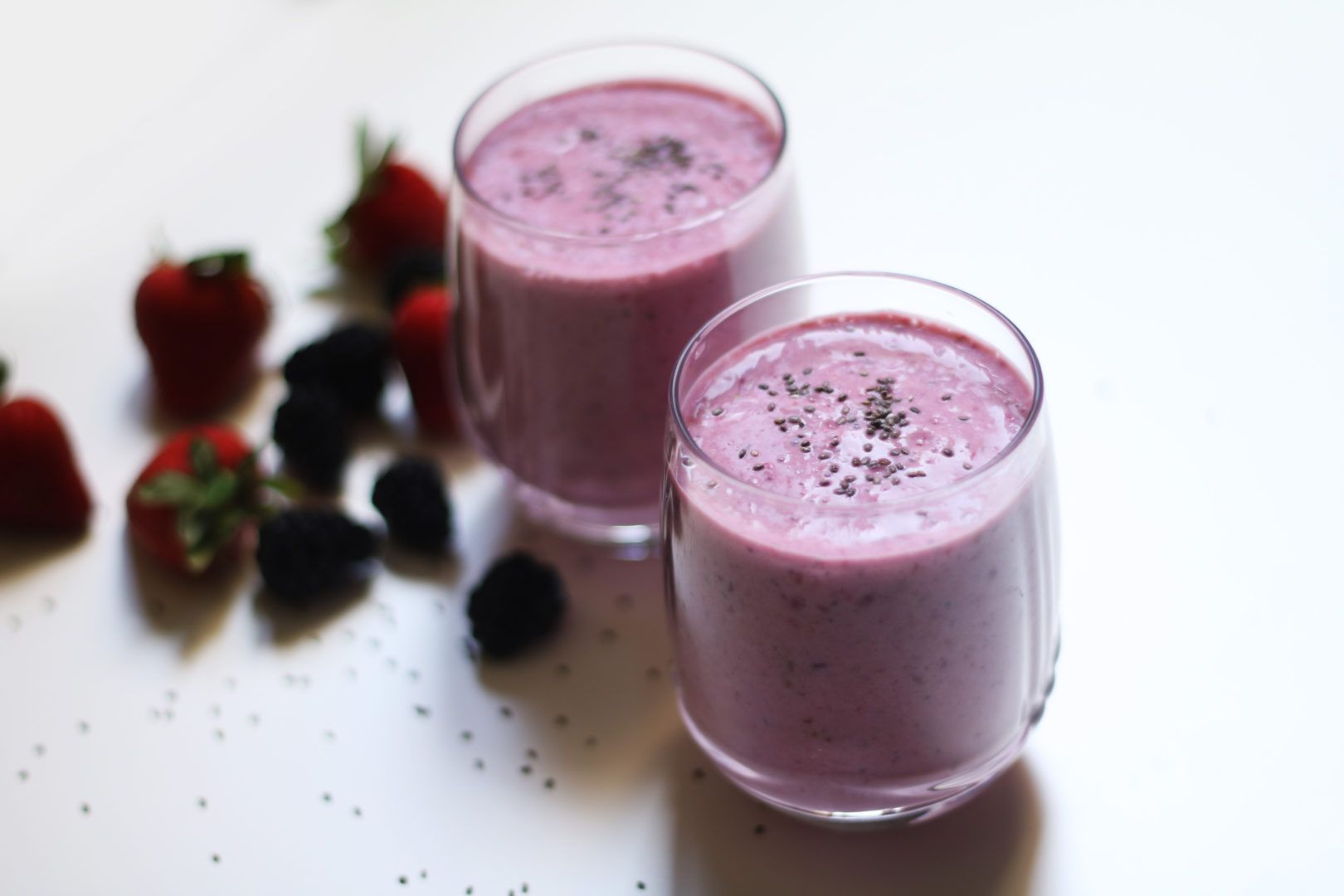 mixed berries chia seeds smoothie main picture